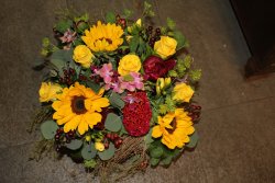 Gesteck in gelb rot (ausgeliefert in Oberdiessbach am 5. Juni 2014)