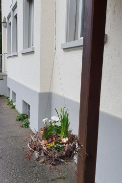 Haengende-Dekoration-fuer-OStern-fuer-den-Hauseingang.jpg