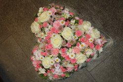 Herz rosas weiss (ausgeliefert am 8. Mai 2014 auf den Friedhof  in Grosshöchstetten)