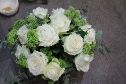 Rosenstrauss weiss (ausgeliefert auf den Bremgartenfriedhof in Bern am 15. April 2014)