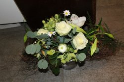 Blumenstrauss weiss in Bogenform (ausgeliefert in Grosshöchstetten am 23.1.14)