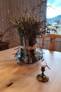 Tischdekoration-mit-Tulpen-Fruehlingsdekoration.png