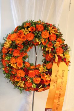 Ringsumkranz orange rot gelb (am 10. April 2014 im LAden abgeholt