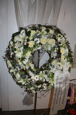 Trauerkranz weiss (ausgeliefert in Münsingen am 11. Februar 2014)