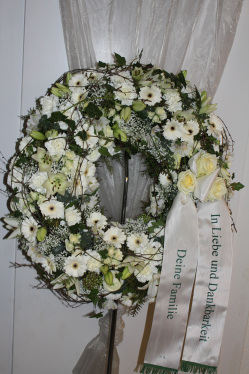 Trauerkranz in Weiss (abgeholt im Laden am 5. März 2014)