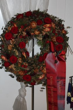 Winterkranz mit roten Rosen ausgarniert (ausgeliefert in Schlosswil am 8. Januar 2014)
